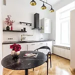 Czarujace Studio W Kamienicy Przy Metro Nowy Swiat Wwa20 Lägenhet